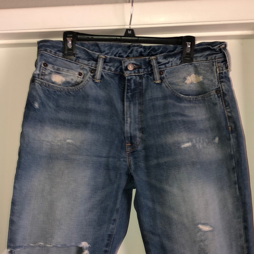 Men’s distressed Levi’s jeans